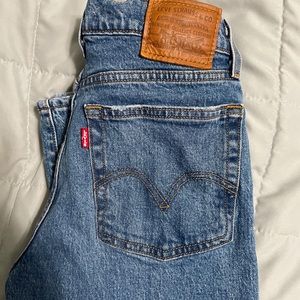 Women Levi’s wedgie straight